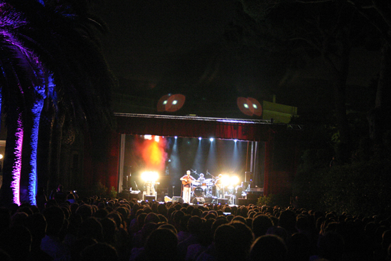 Concert de Manel al Passeig del Jardins de Cal Marqu�s. 2 de juliol de 2011