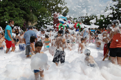 Inflables d�aigua i festa de l�escuma