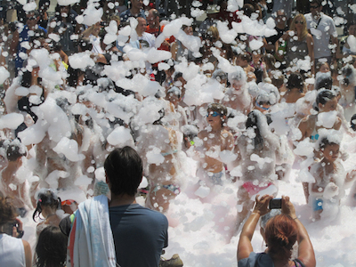Inflables d�aigua i festa de l�escuma