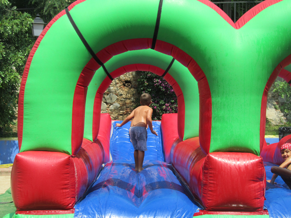 Inflables d�aigua i festa de l�escuma