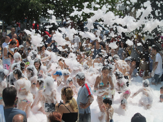 Inflables d�aigua i festa de l�escuma
