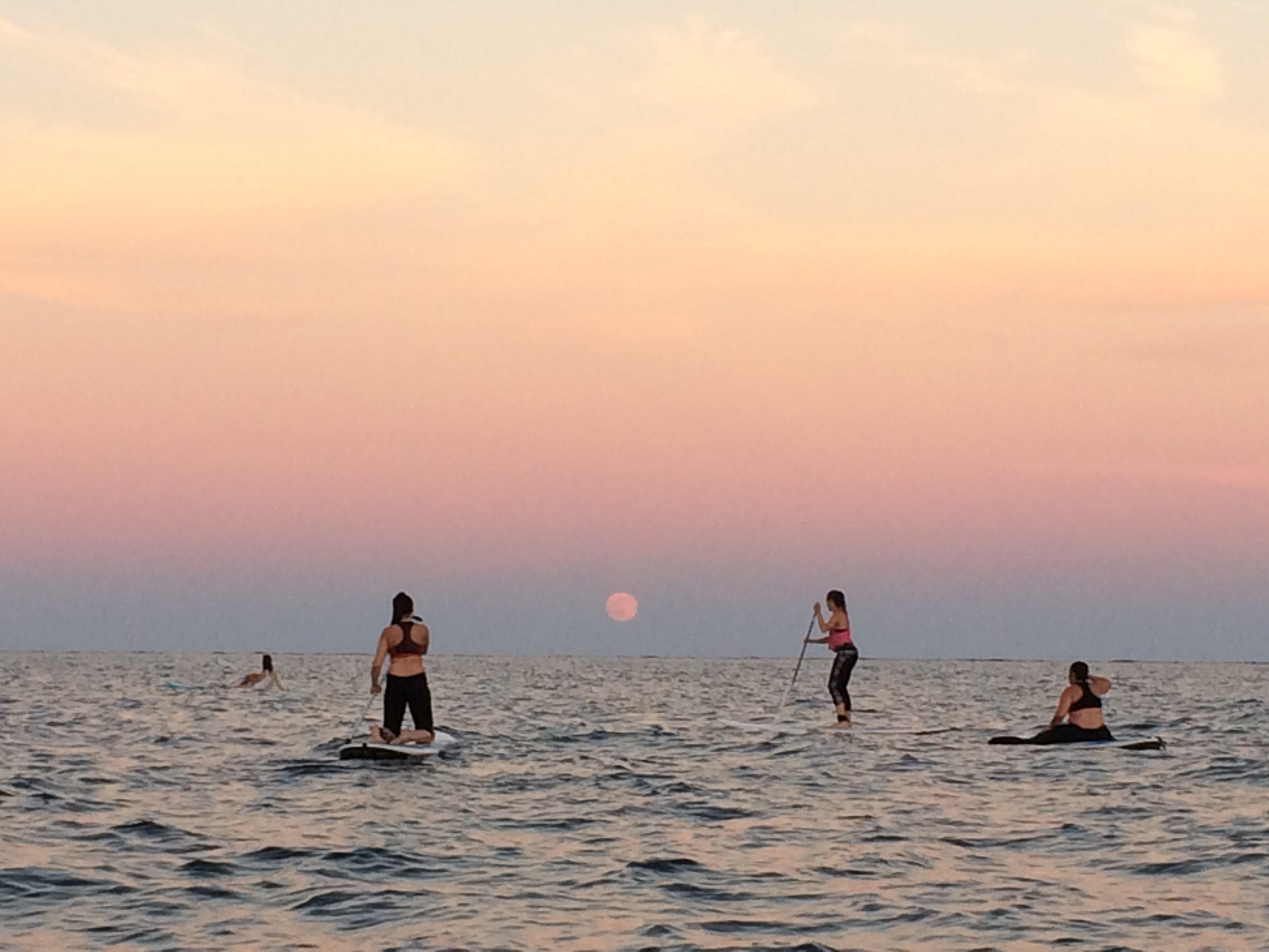 Paddle surf sota la lluna plena