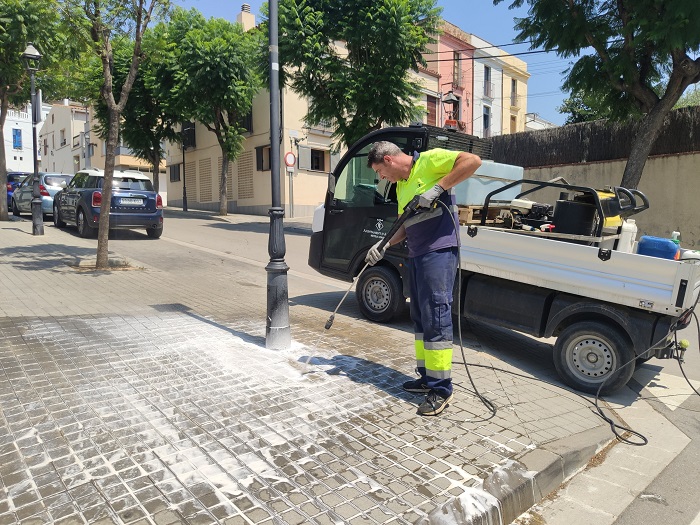 L'Ajuntament reforça la neteja viària als carrers més transitats