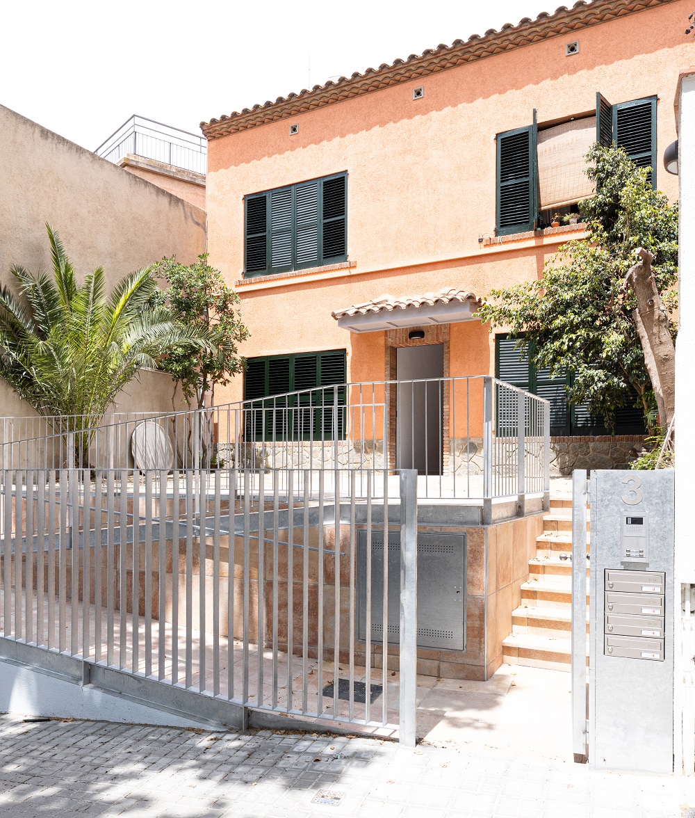 L'Ajuntament lliura les claus dels tres habitatges socials de l'avinguda Ferran Fabra