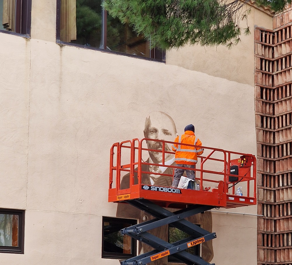 Alella reivindica Ferrer i Guàrdia i l'Escola Moderna amb un mural gegant a l'Hort de la Rectoria