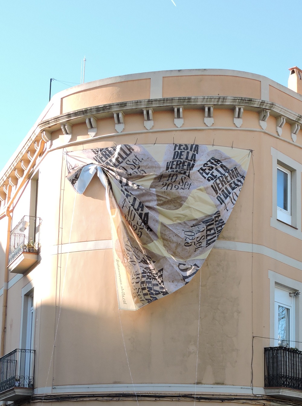 Desplegament mural 51a Festa de la Verema