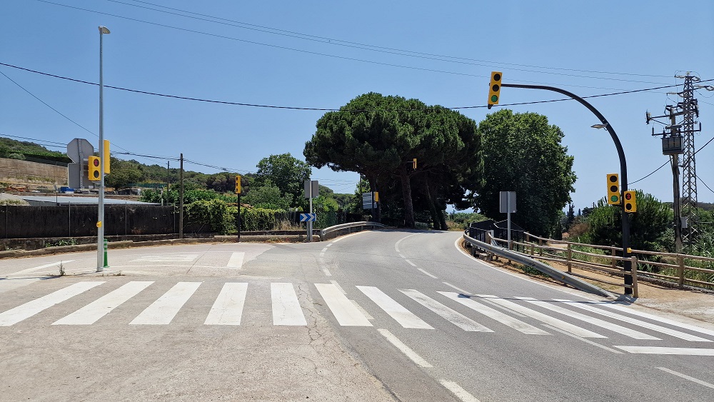 Dos encreuaments semafòric faciliten l'accés a la BP-5002