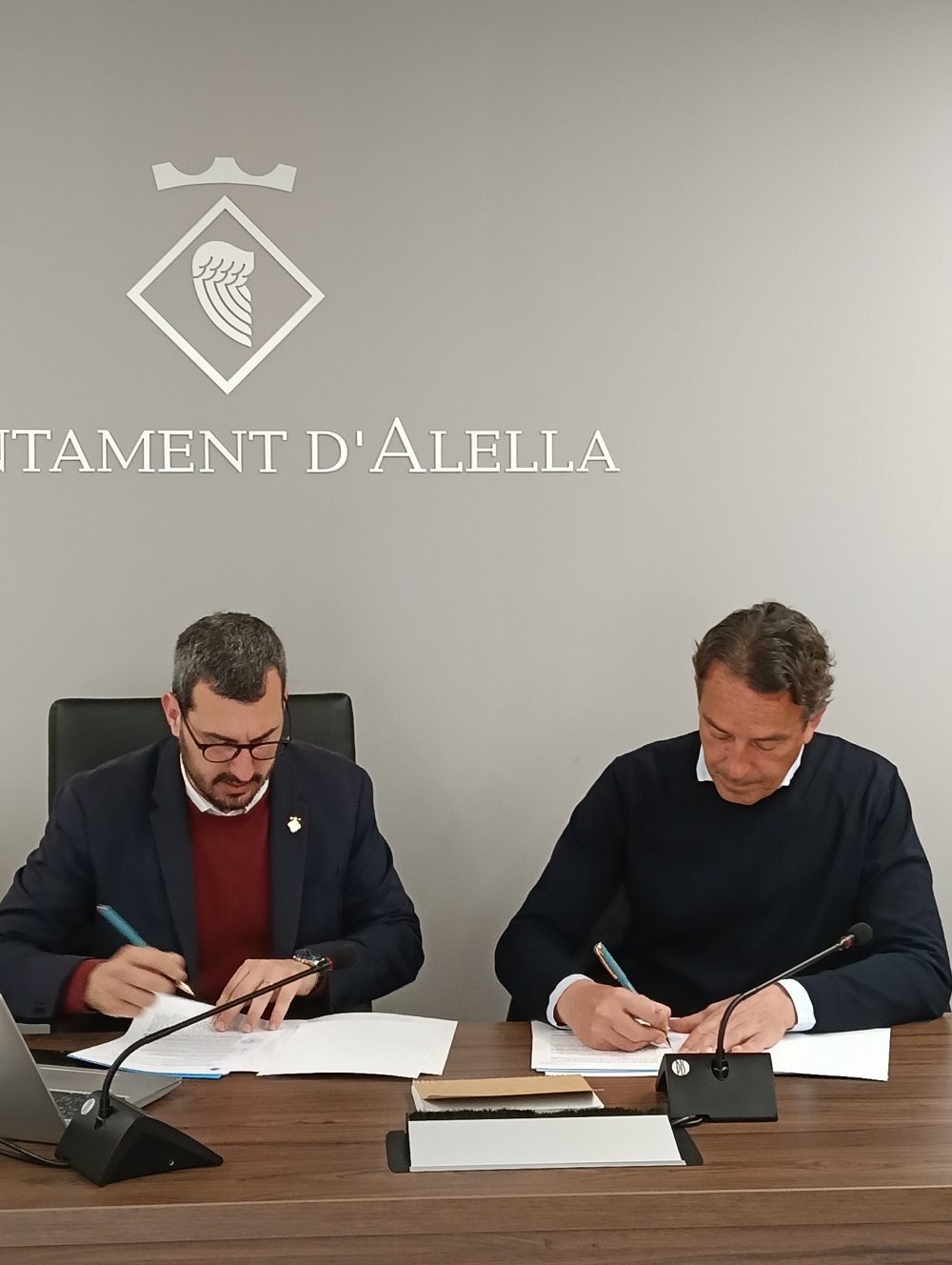 L´Ajuntament ha signat dos conveni per facilitar l´accés a habitatges protegits a veïns i veïnes d´Alella